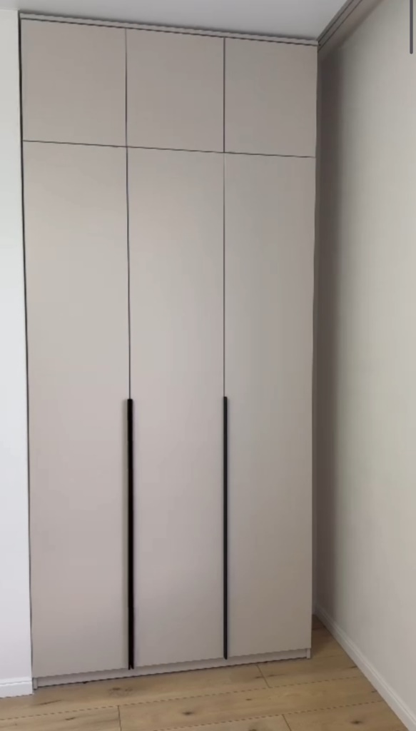 Современные распашные шкафы для дома